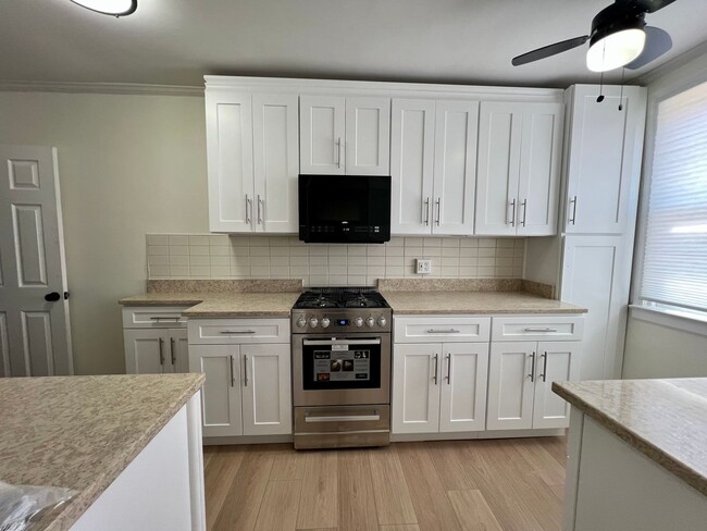 Building Photo - Newly Renovated 3-Bedroom Townhome with Fi...