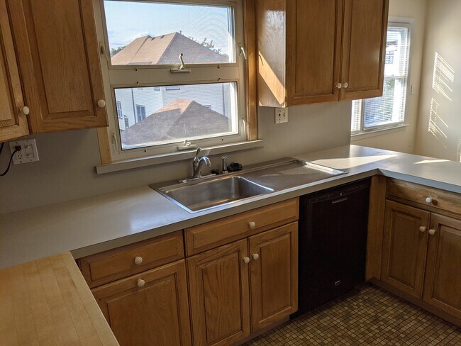 Kitchen sink and dishwasher - 437 7th St