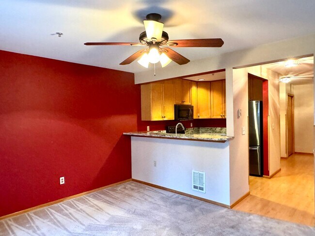 Foto del edificio - In town Kingston, walking distance to the Seattle and Edmonds ferry, main floor condo