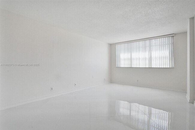 Foto del edificio - 3113 S Ocean Dr