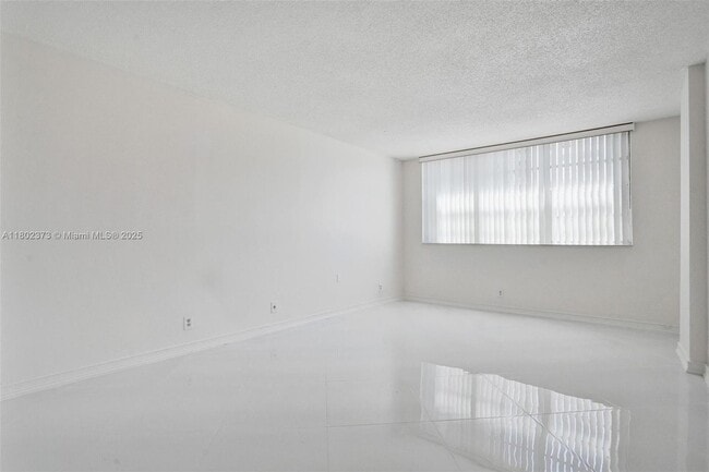 Building Photo - 3113 S Ocean Dr