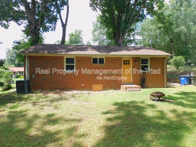 Building Photo - 3016 Myra St