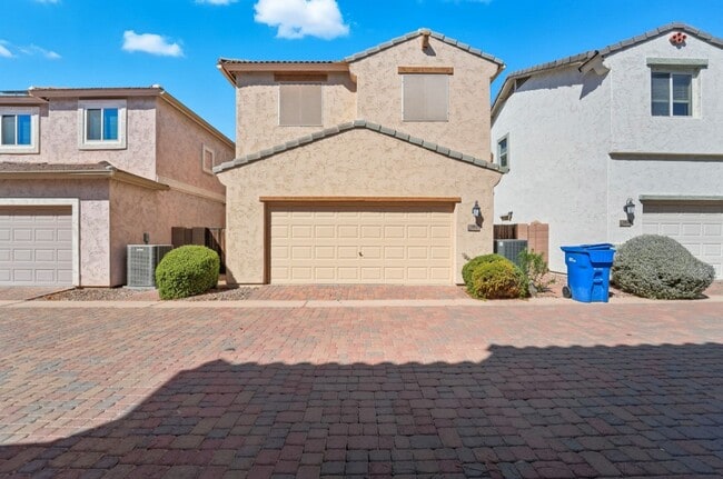 Foto del edificio - Stunning 3-bedroom, 2.5-bathroom home in t...