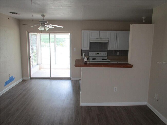 Foto del edificio - 22147 Bahama Ave
