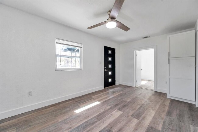 Building Photo - 921 7th St NW