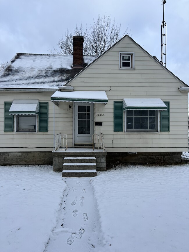 Building Photo - 3802 W Court St