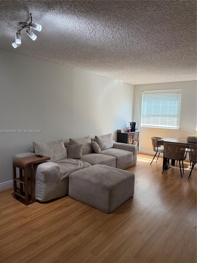 Foto del edificio - 8120 Geneva Ct