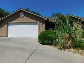 Building Photo - 3006 1/2 Oakwood Dr