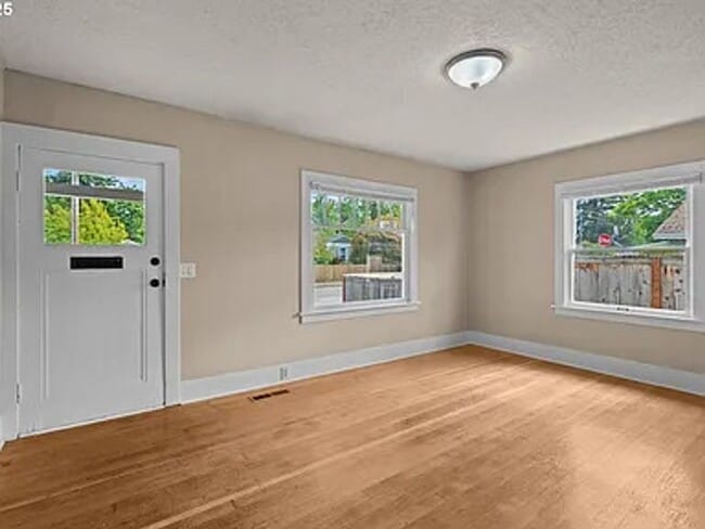 Building Photo - GPM657 - SE Raymond Ct. (T1)