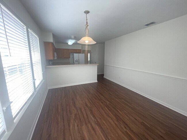 Foto del edificio - 3/2 Home in Walnut Creek with Vaulted Ceilings and Updated Finishes