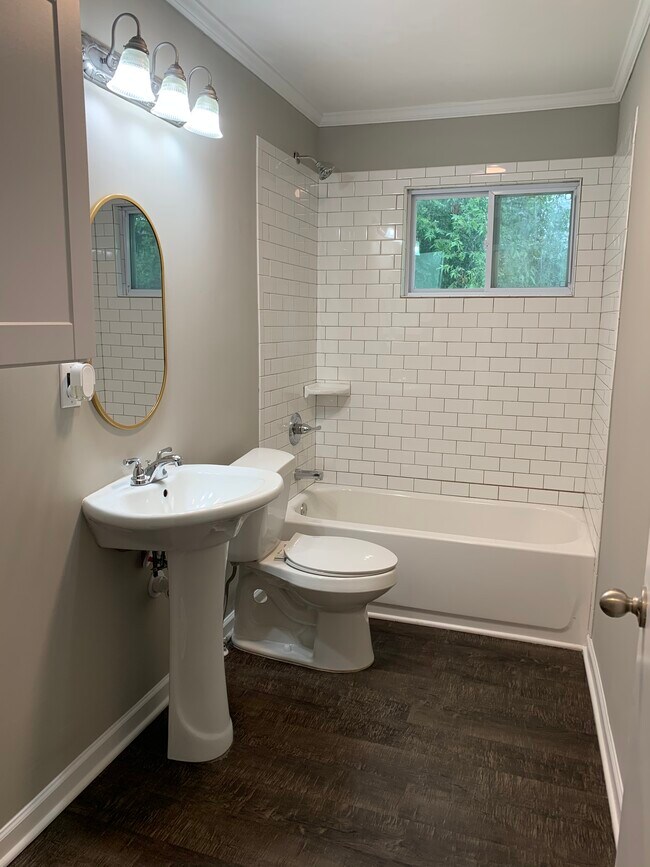 Baño del pasillo - 137 Baker St