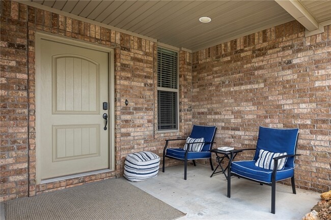 Building Photo - 1221 Stoneybrook Ln