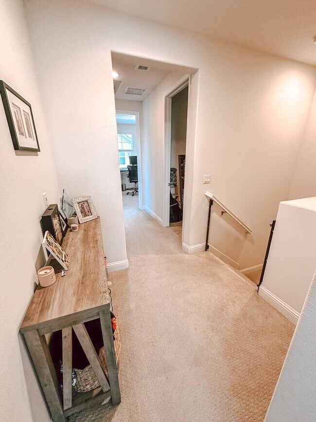 Building Photo - Gorgeous Home Available Now!