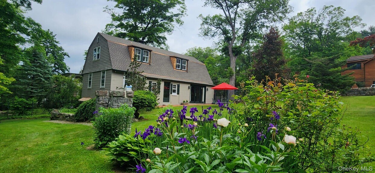 Foto principal - 72 Clubhouse Rd
