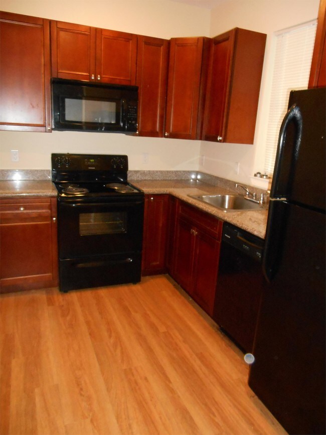 Building Photo - 2410 Oak Pl