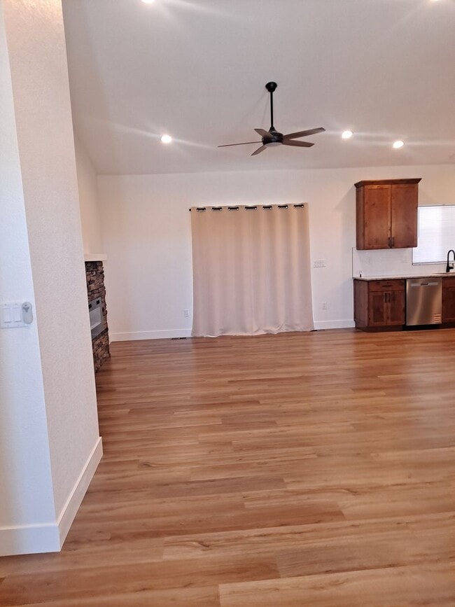 Building Photo - ALL PROSPECTIVE TENANTS MUST SUBMIT A $58 NON-REFUNDABLE APPLICATION FEE PER APPLICANT ONLINE AND...