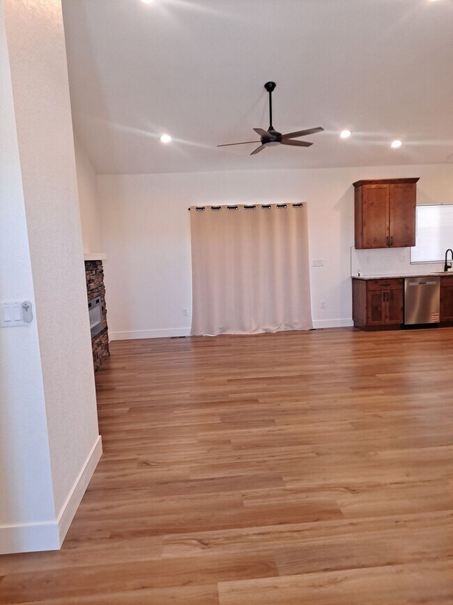 Foto del edificio - ALL PROSPECTIVE TENANTS MUST SUBMIT A $58 NON-REFUNDABLE APPLICATION FEE PER APPLICANT ONLINE AND...