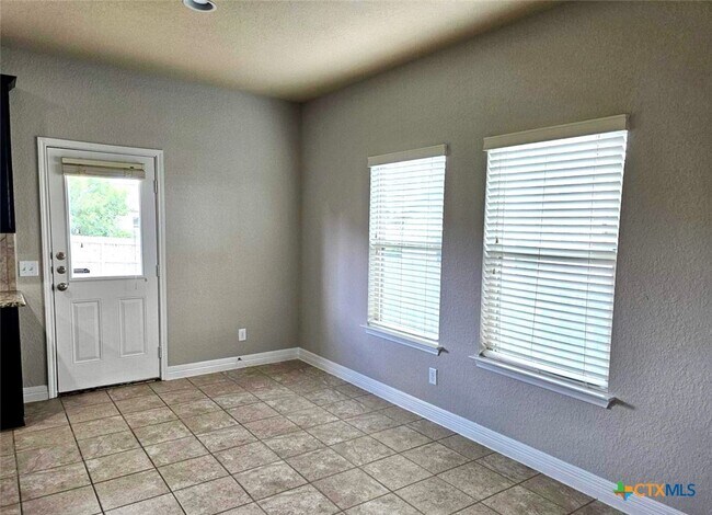 Building Photo - 729 Community Dr