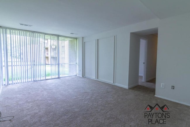 Foto del edificio - 7959 Riggs Rd #2