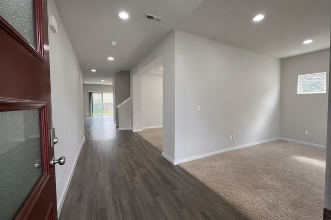 Building Photo - Spacious 4-Bedroom Home with Balcony and Fenced Yard in Marysville