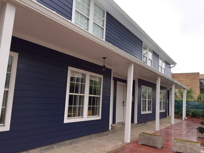 Building Photo - 2 Bedroom 1.5 Bath Townhouse - Downtown Charleston
