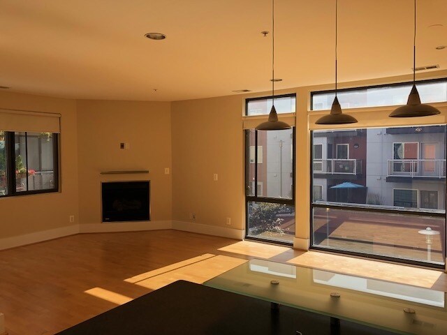 Foto del edificio - Spacious and Sunlit 1 BD 1BA in the Bustli...