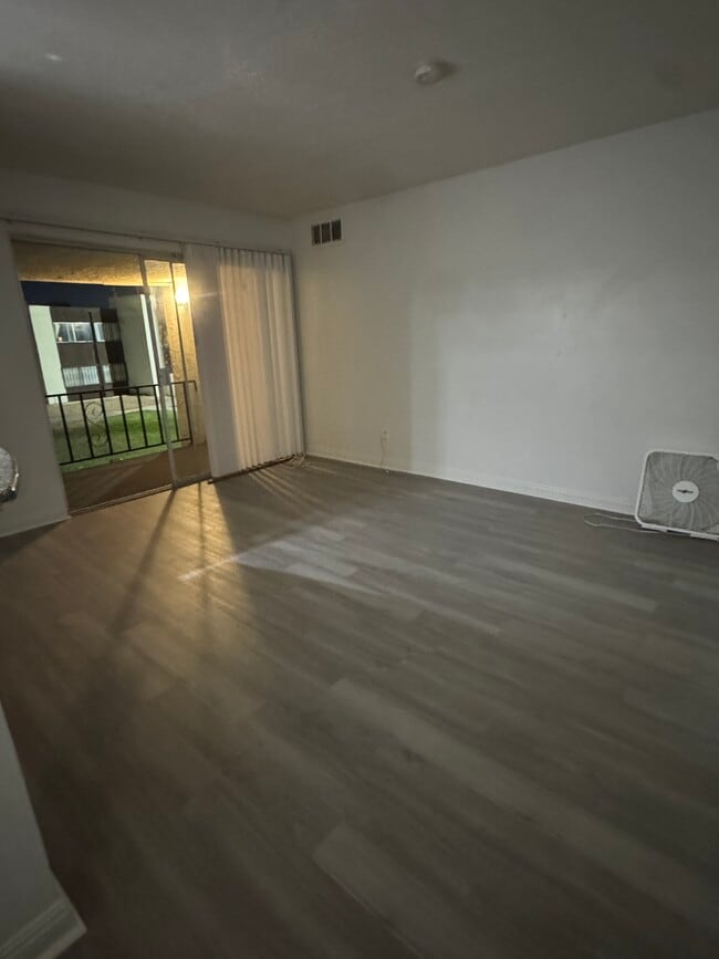 Building Photo - 1405 Vegas Valley Dr