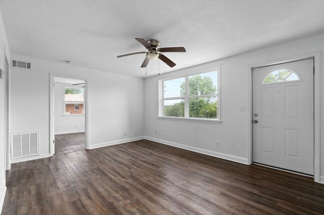 Building Photo - 706 Britton Springs Rd