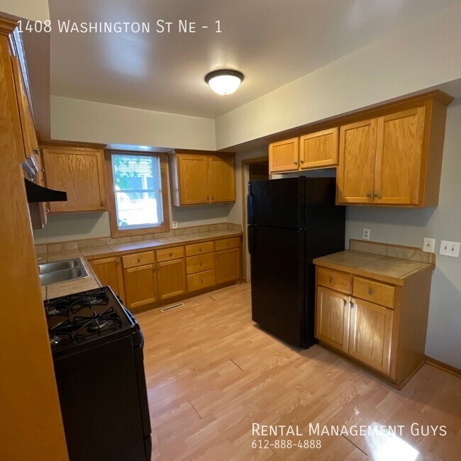Building Photo - Very Nice 2 Bedroom! Garage and Laundry In...