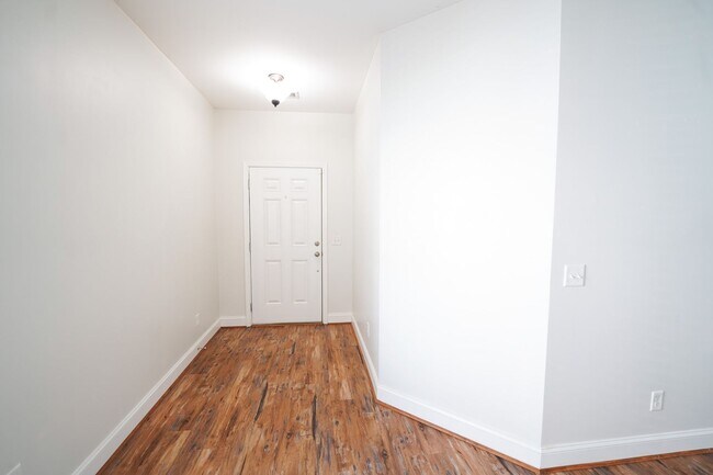 Foto del edificio - Available Soon!