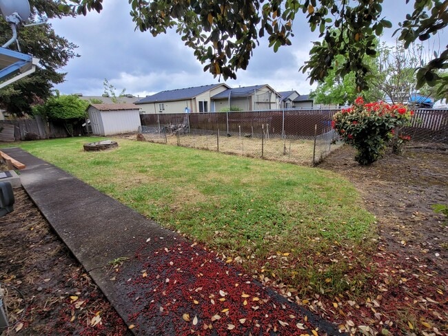 Private yard - 1045 S Jasper St