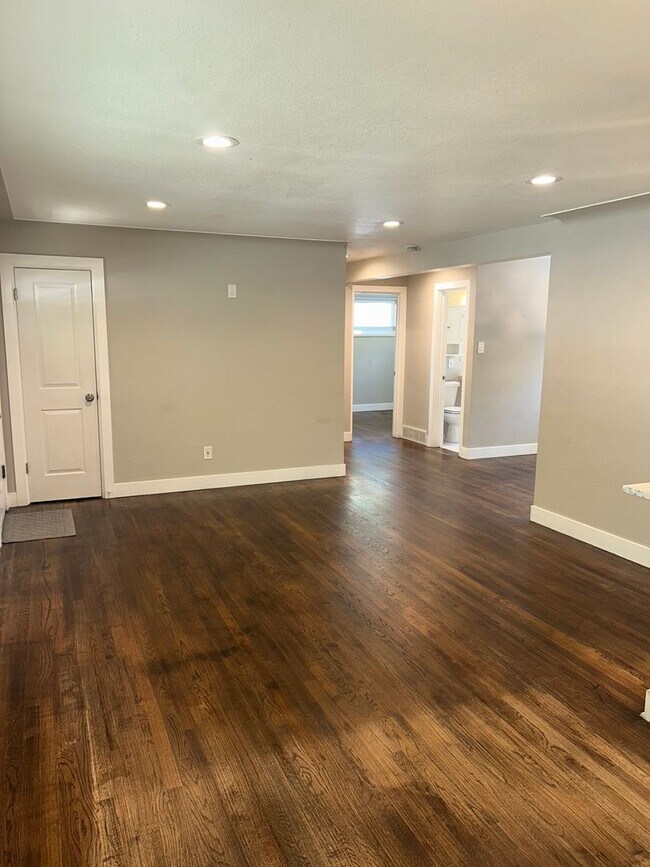 Foto del edificio - Updated 4 Bed Home with Finished Basement, Central A/C & Fenced Yard in Lakewood!