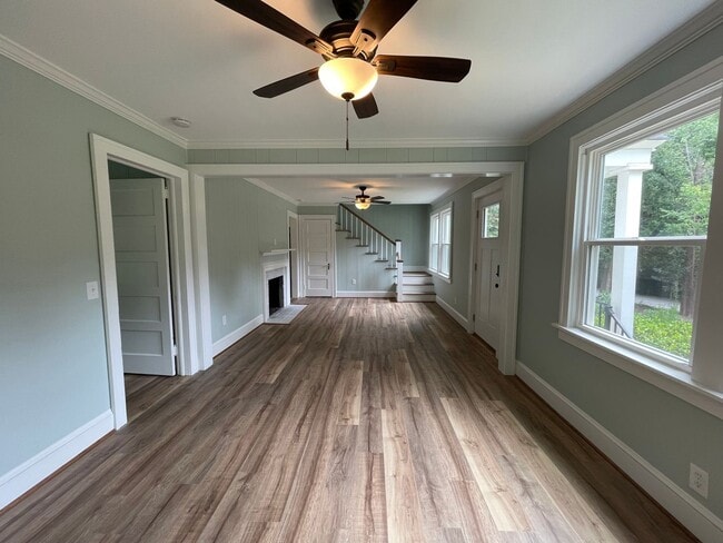 Building Photo - Cape Cod Style Student Housing in Pendleton!