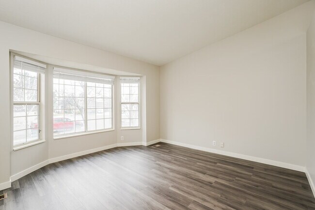 Foto del edificio - 5902 Woodview Dr