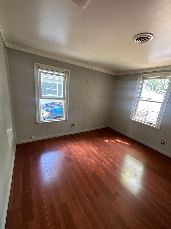 Foto del edificio - 2 bed 1 bath on quite street