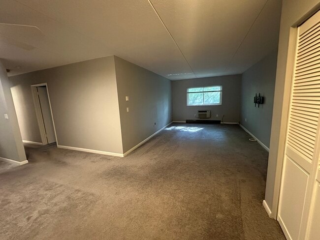 Building Photo - 49 Windsor Dr