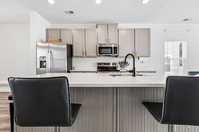 Building Photo - "Spacious 4-Bedroom Condo with 3.5 Baths in Prime Suffolk Location – 2081 Sq Ft of Comfort and St...