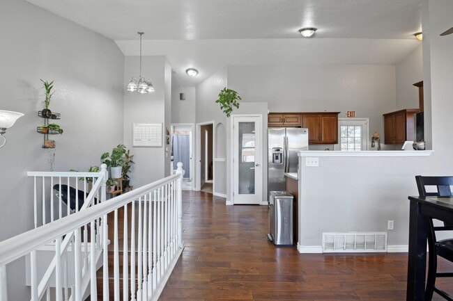 Building Photo - Updated 4 Bed 2 Bath Home Centrally Locate...