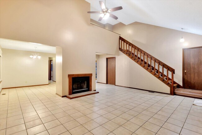 Building Photo - 4 bedroom, 2 bath home - Available August