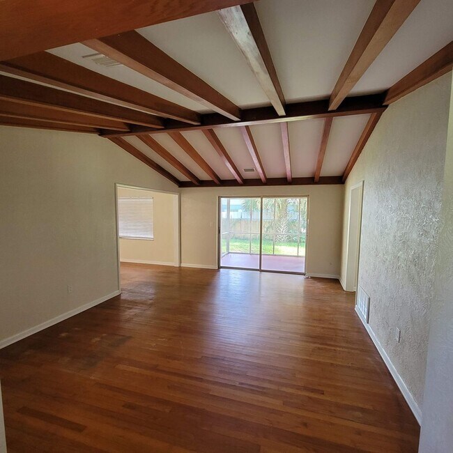 Building Photo - 3 bed, 2 bath 2 car carport