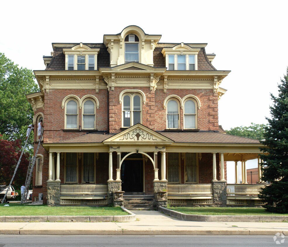 Primary Photo - 634 W 4th St