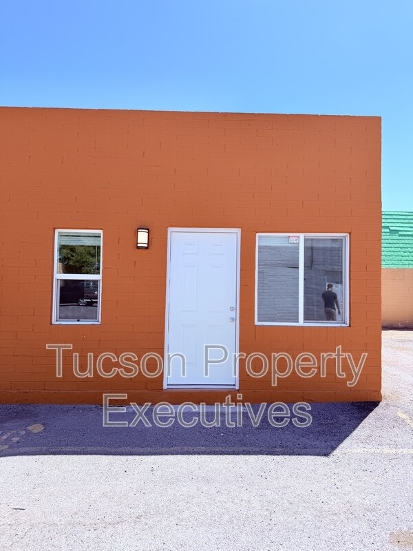 Building Photo - 2411 S 6th Ave
