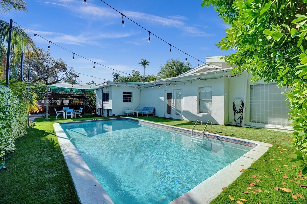 Foto principal - 2590 NE 200th St