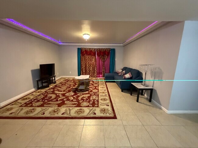 Amplia sala de estar y comedor de concepto abierto con acabados modernos y luz natural. - 8427 Hearth Dr