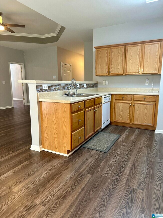 Building Photo - 560 Summit Cir