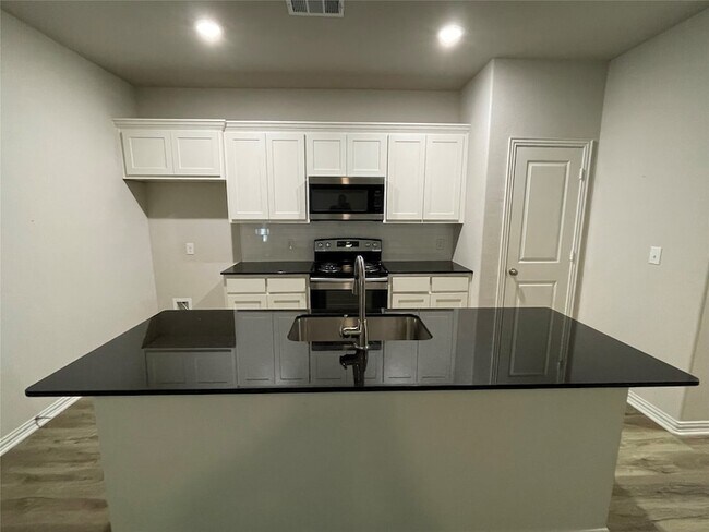 Building Photo - 2919 Peony Dr