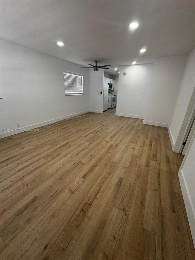 Foto del edificio - 2649 Van Buren St
