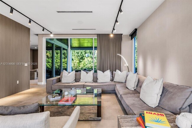 Building Photo - 285 W Mashta Dr