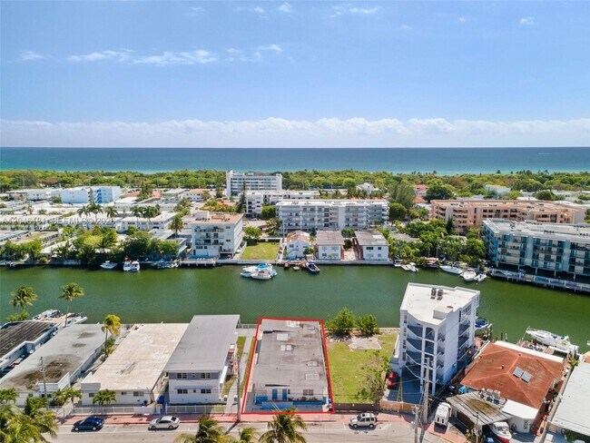 Foto del edificio - 8135 Crespi Blvd