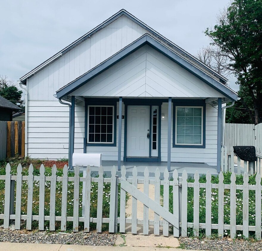 Primary Photo - 5 Bed 3 Bath Close to Stanley Marketplace